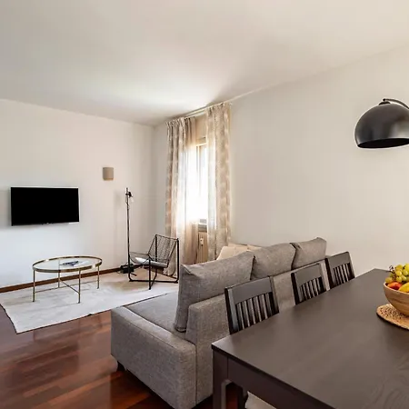 Apartment Guesthost - Near Cathedral *